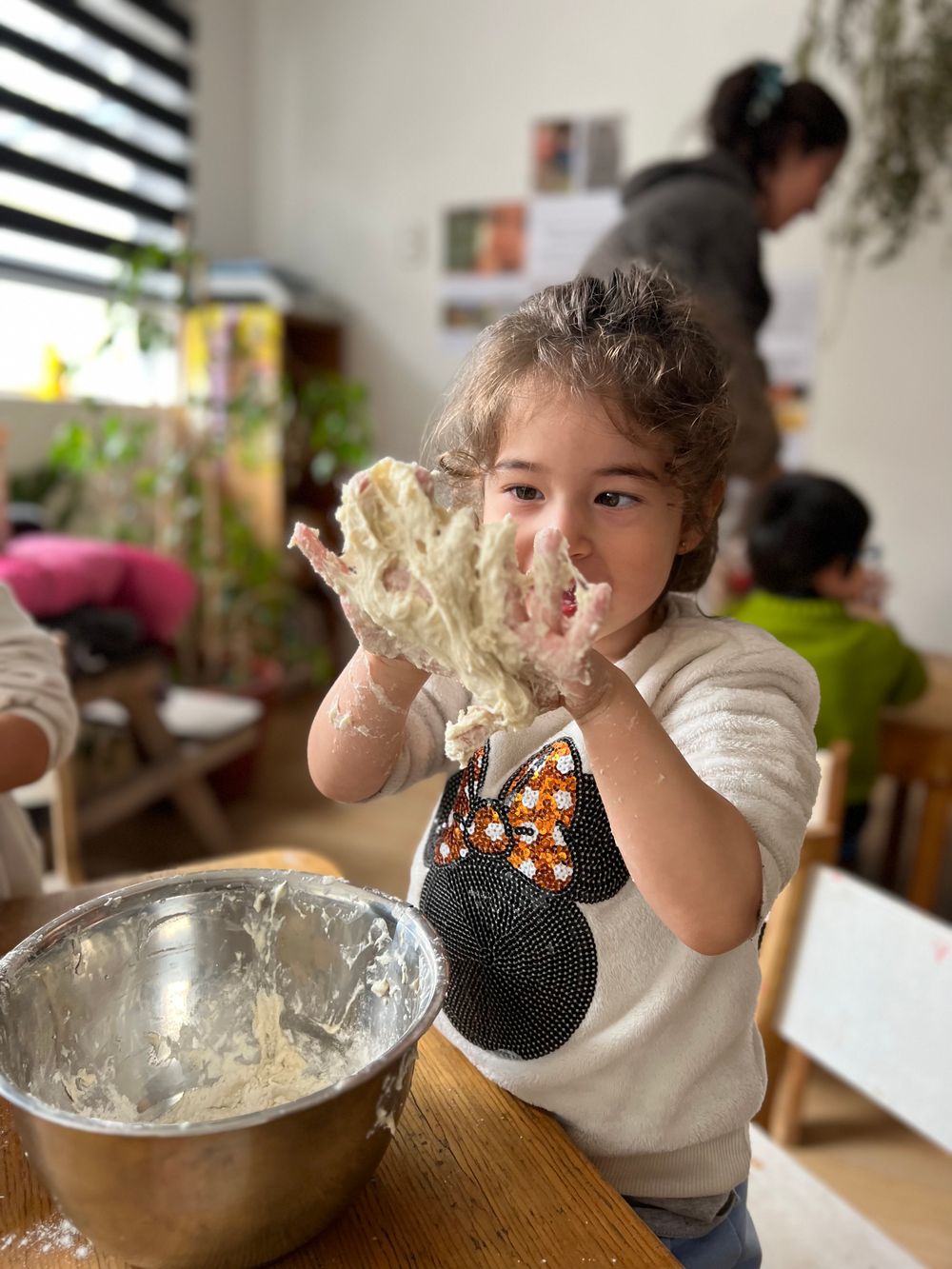 Niña amasando en atelier de cocina