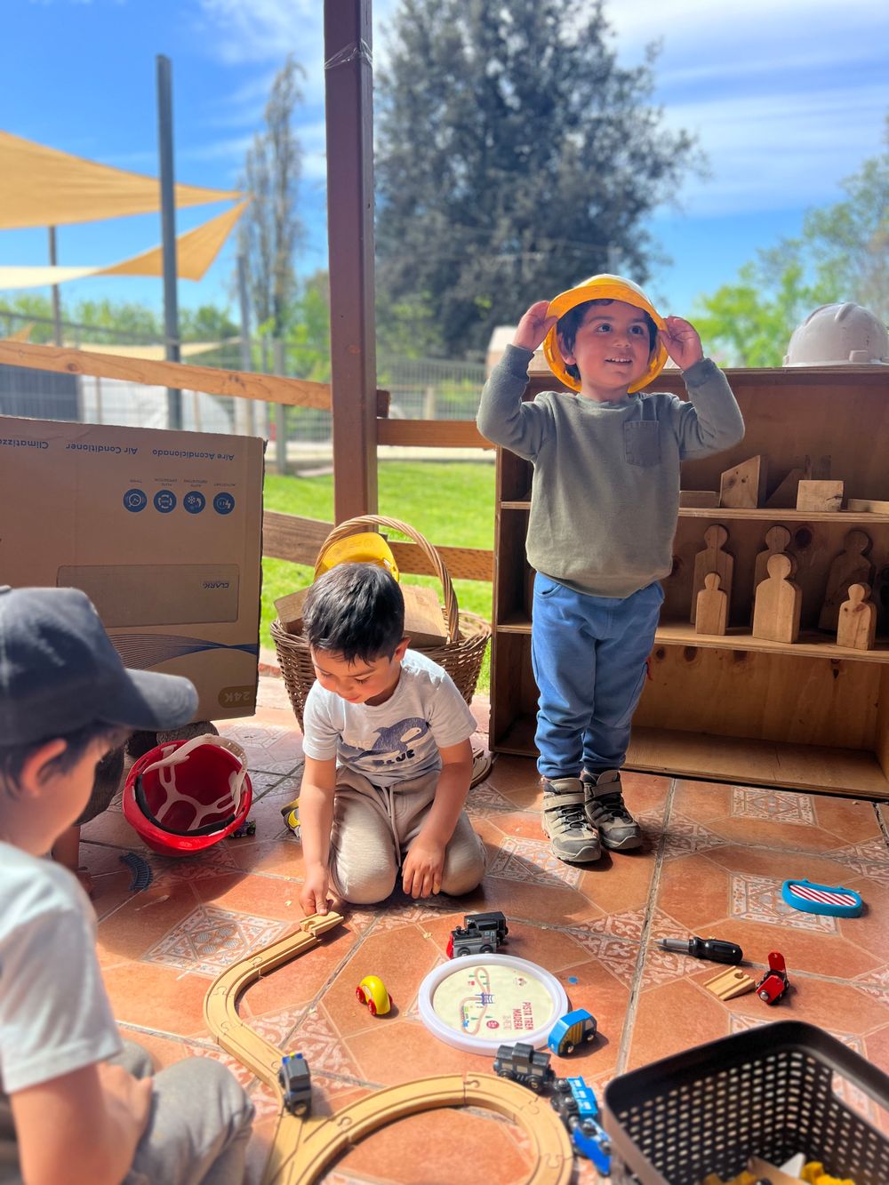 Niños jugando con construcción