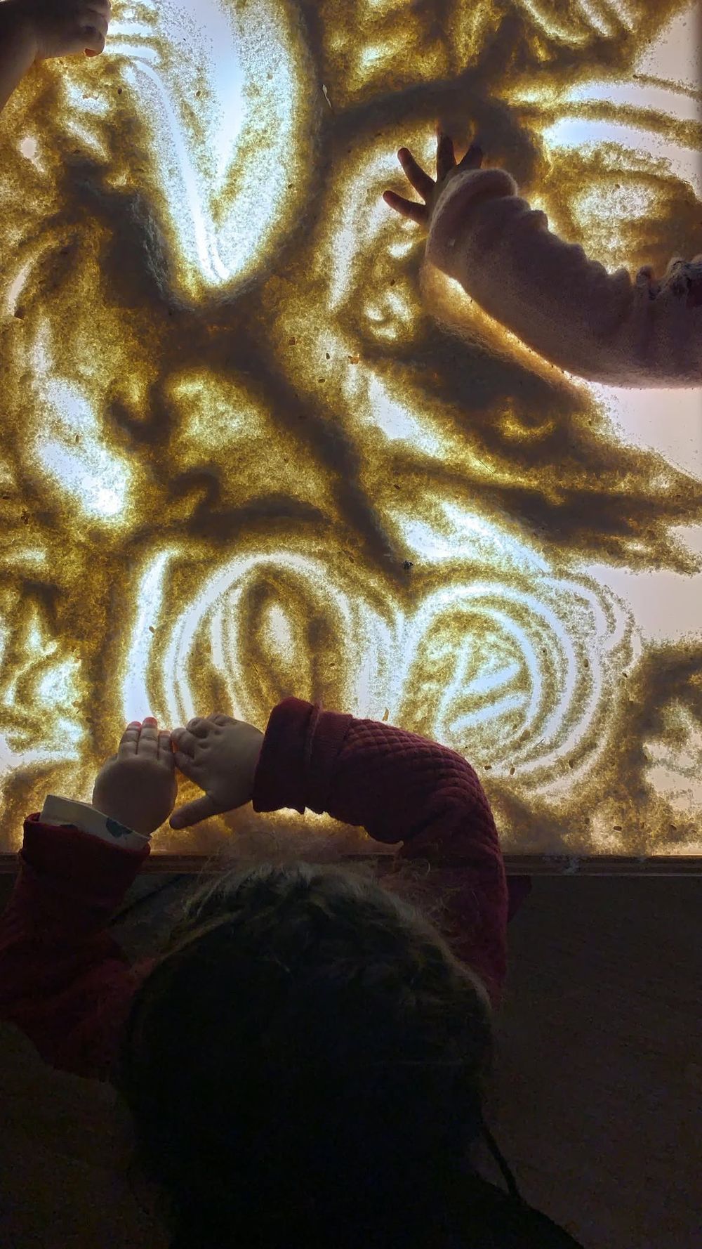 Exploración sensorial en mesa de luz